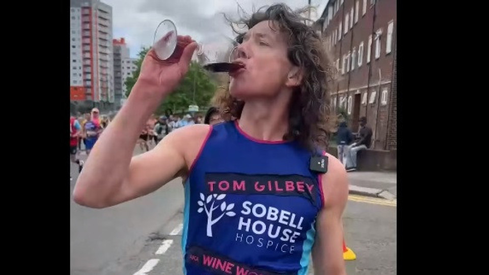 Correu a maratona de Londres e parou 25 vezes para beber... vinho