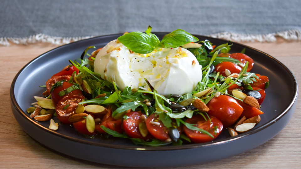 Uma salada de burrata nunca desilude. Veja como é simples