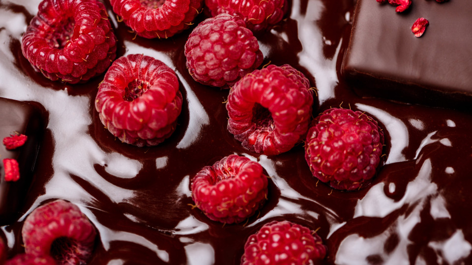 You only need three ingredients to make healthy raspberry bonbons