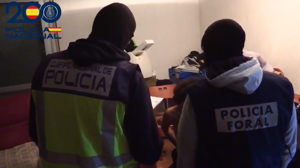 Polícia espanhola detém 25 membros de gangue em Navarra. Dez são menores
