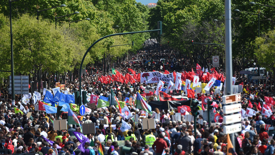 Centenas de milhares de pessoas desfilaram em Lisboa no 25 de Abril
