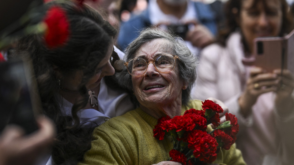 Queria ir e foi. 'Celeste dos Cravos' desfilou na Avenida (e há imagens)