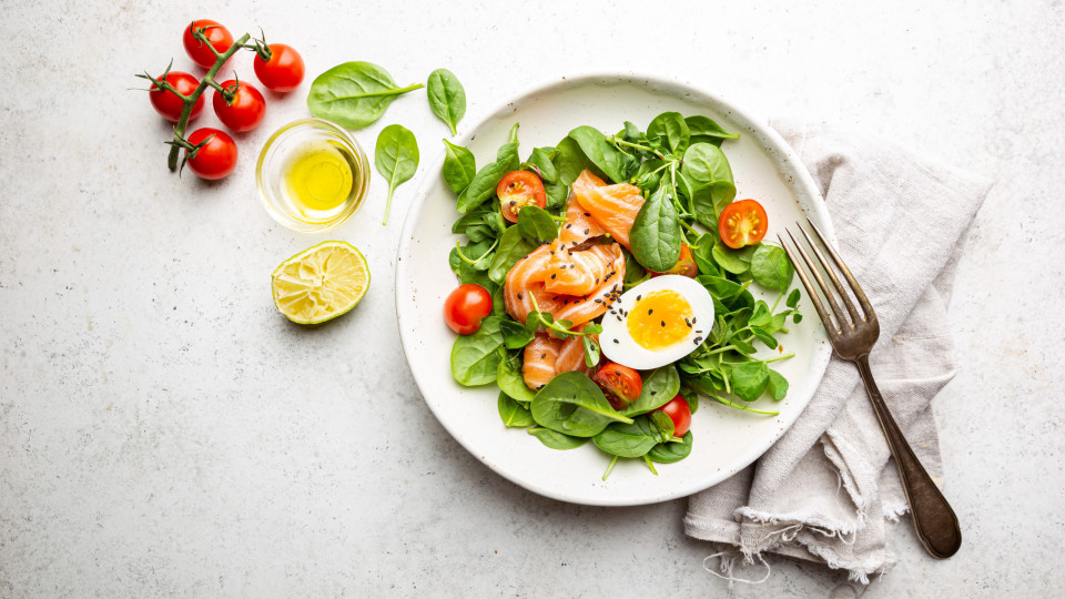 Sem ideias? Faça uma salada de salmão grelhado com ovo