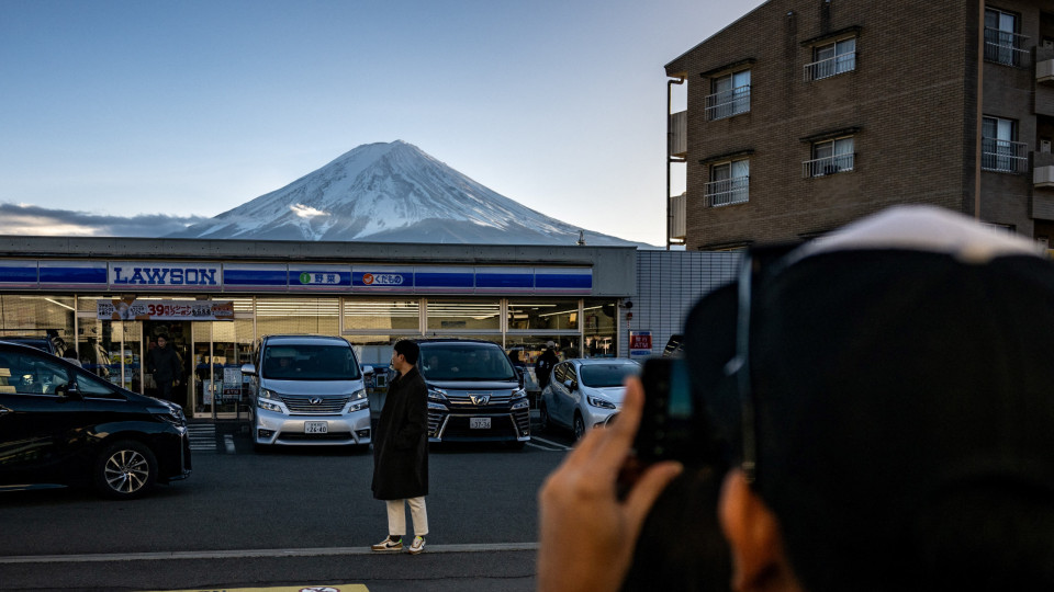 Cidade japonesa bloqueia vista do Monte Fuji para evitar turistas