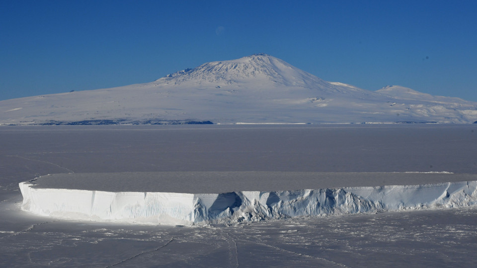 Este vulcão ativo na Antártida expele pequenos cristais de ouro