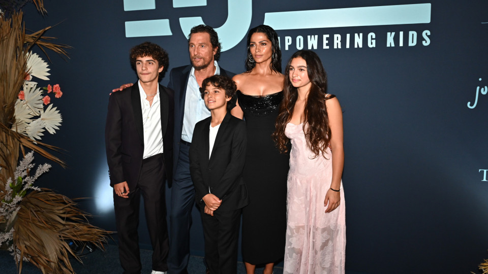 Como cresceram... Matthew McConaughey com os três filhos em evento