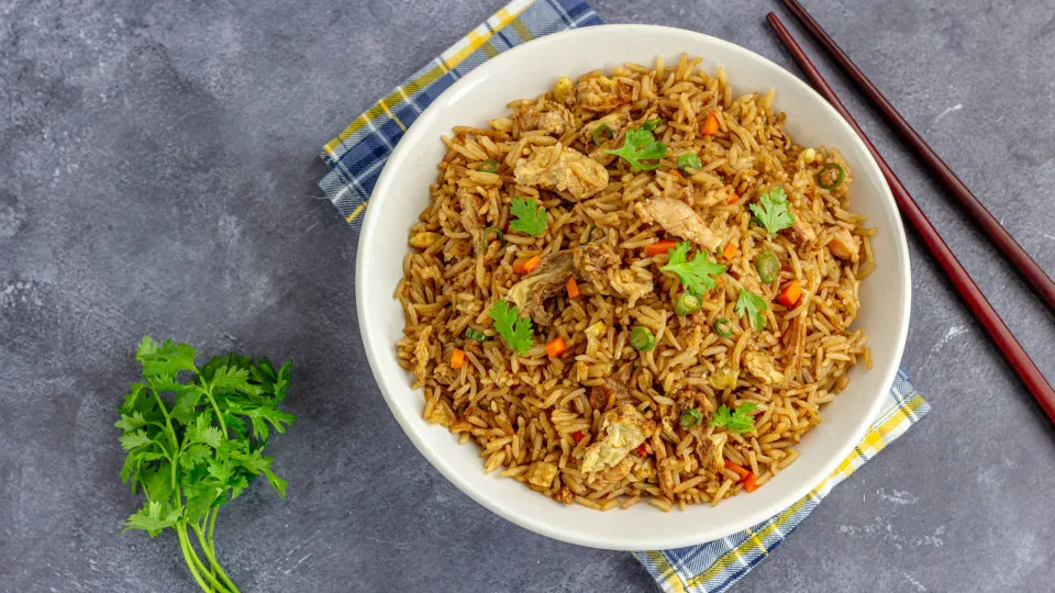 Arroz frito com toque asiático. O jantar está servido