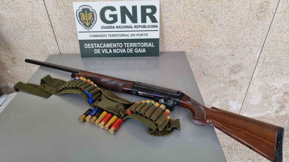 Menores identificados em Gondomar por exibirem armas proibidas na rua