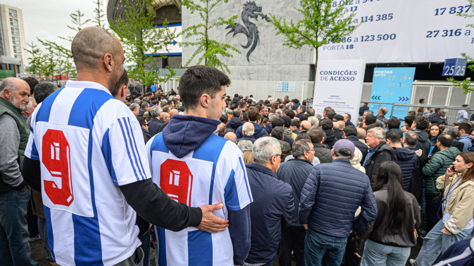 Sócios do FC Porto encaram chuva para votar. Afluência histórica à vista