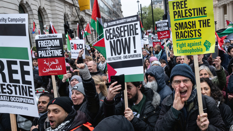 Tens of thousands march in London to demand Gaza ceasefire