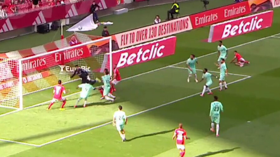 Arthur Cabral hits the crossbar in this move and warns Sp. Braga