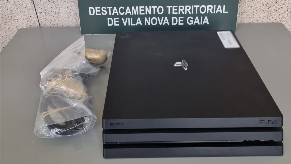 Furta consola de jogos e vende em loja de usados no Porto. Foi apanhado