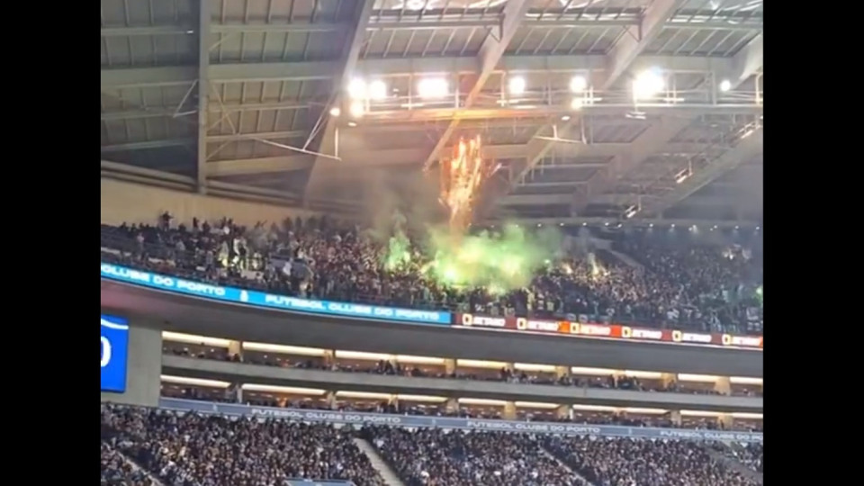 Adeptos do Sporting lançaram fogo de artifício... em pleno Dragão
