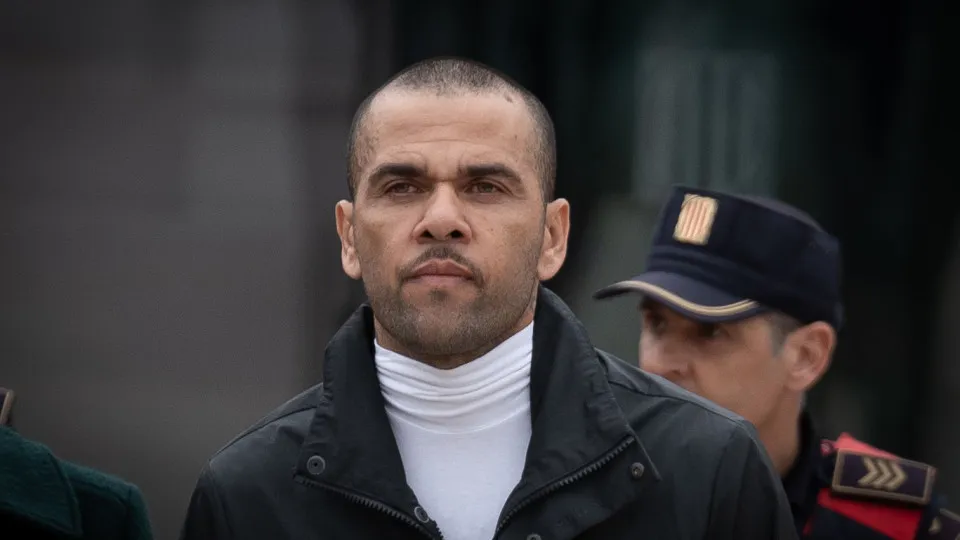 Tribunal da Catalunha absolve Dani Alves do crime de agressão sexual