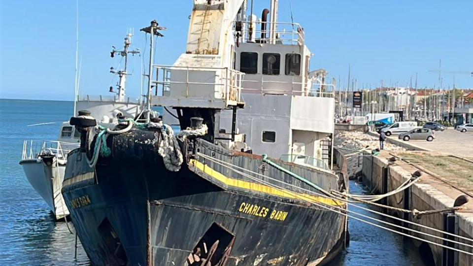 Militares combatem incêndio em navio abandonado num cais em Faro