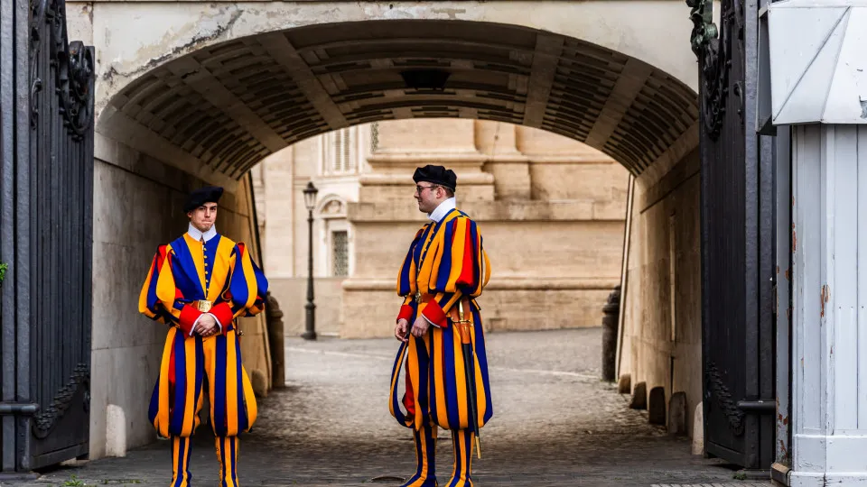Morte de guarda suíço no Vaticano é mistério ainda por esclarecer