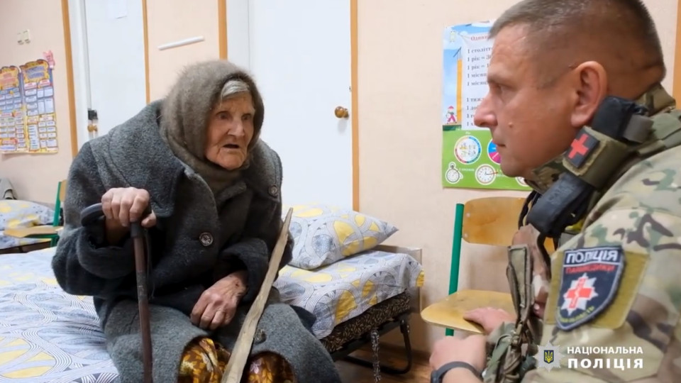 Lydia tem 98 anos. Caminhou quilómetros de chinelos para fugir dos russos