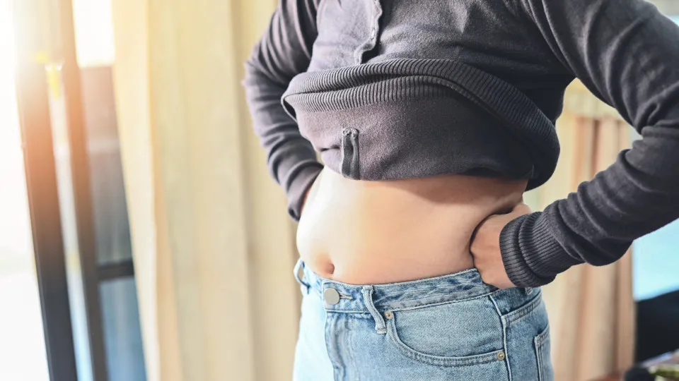 Tenha atenção! É por isto que está a ganhar gordura abdominal