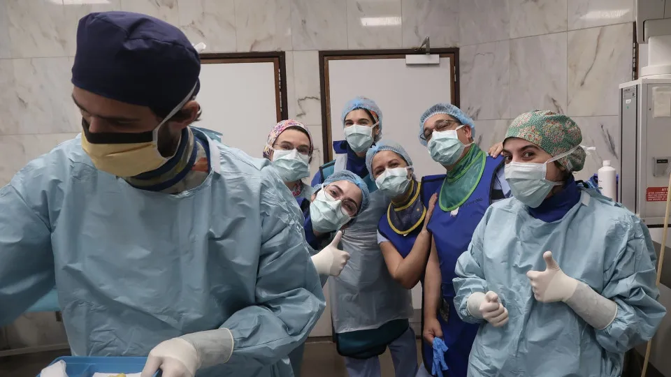 Cirurgia inovadora permite tratar pedras nos rins em doente transplantado