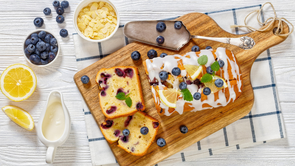 Tentação! Receita saudável de bolo de limão e mirtilos para fazer já hoje