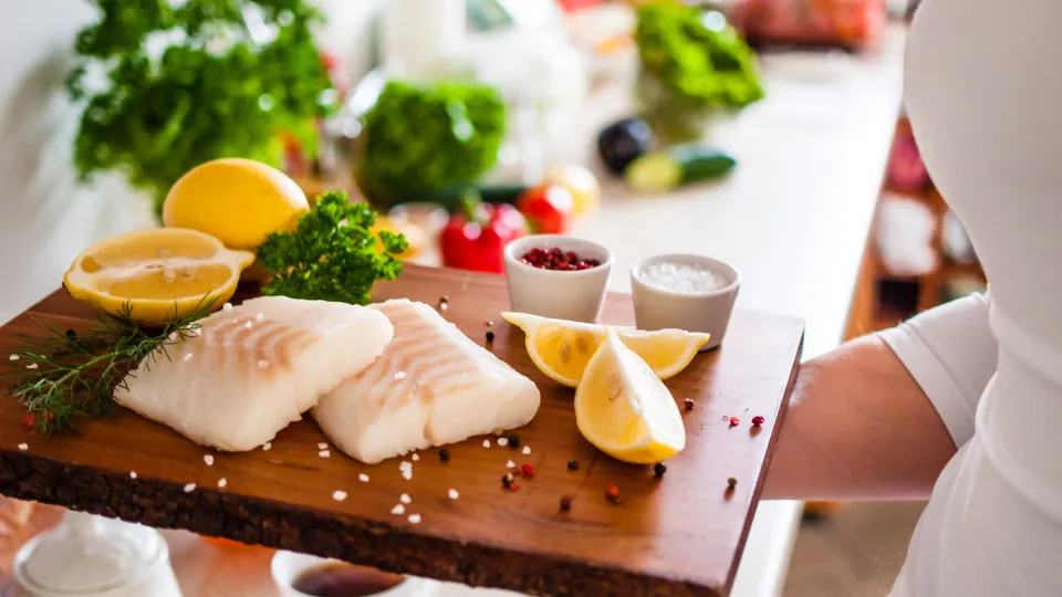 Esta receita de bacalhau com abóbora grelhada é sucesso garantido