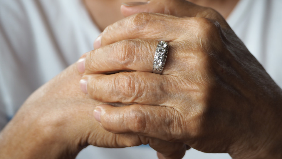 "Sem palavras". Idosa encontra anel de noivado que perdeu há 54 anos