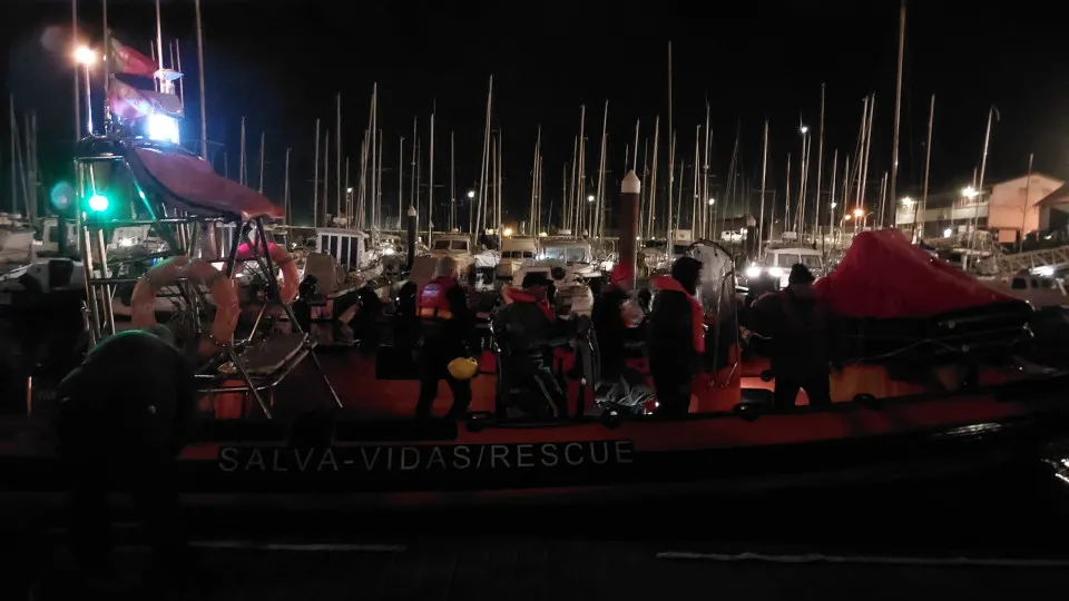 Trio resgatado de embarcação de pesca que naufragou em Vila Nova de Gaia