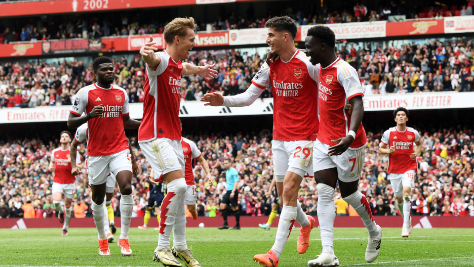 Arsenal continua na luta pelo título de campeão com polémica à mistura