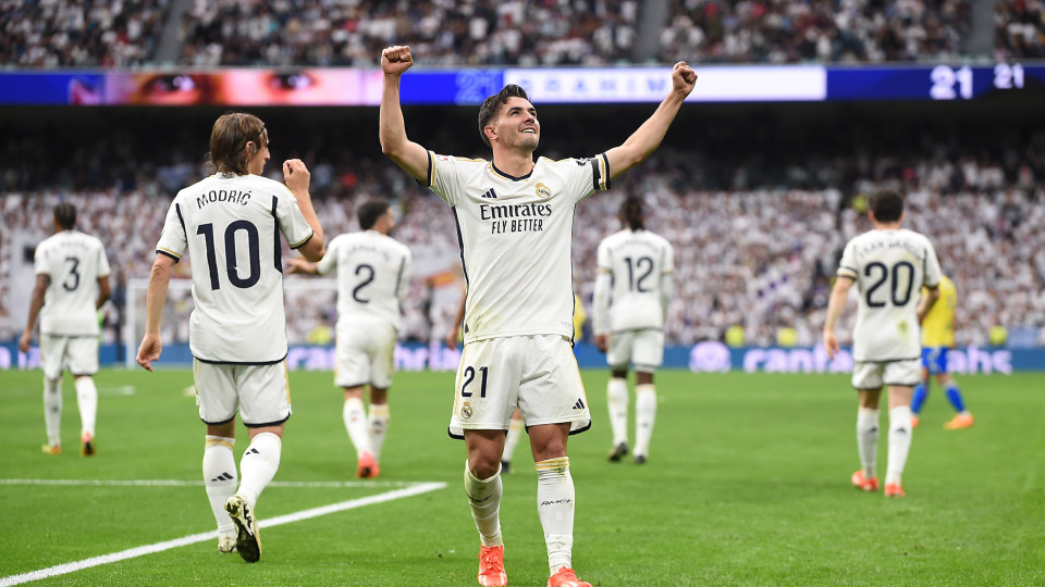 Real Madrid vence Cádiz e fica com uma 'mão' no título espanhol