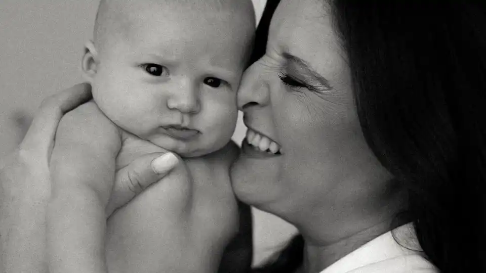 Não há como resistir a esta foto do filho de Maria Botelho com patudo