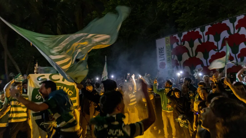 Sporting chegou ao Marquês perante milhares de adeptos