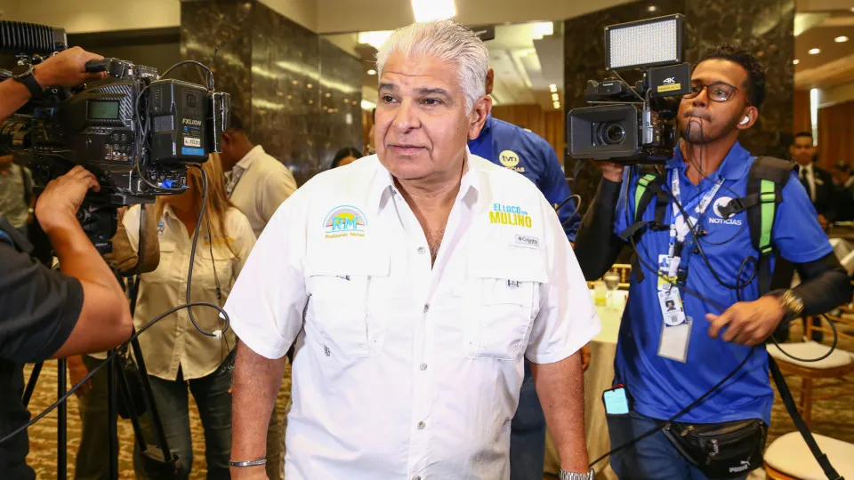 Presidente do Panamá promete repatriar quem atravesse selva de Darien