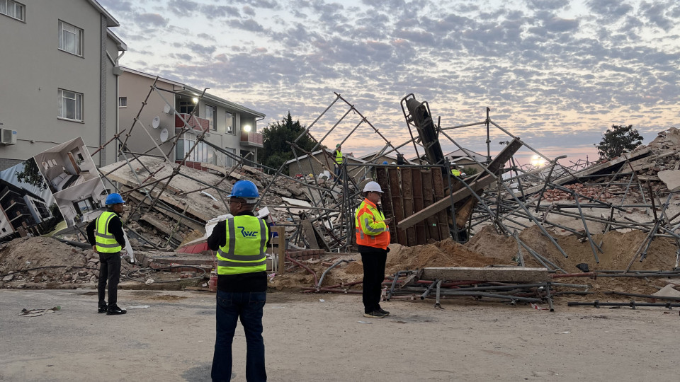 Sobe para 12 o número de mortos após queda de edifício na África do Sul