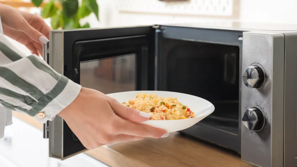 Saiba o acontece aos nutrientes quando aquece comida no micro-ondas