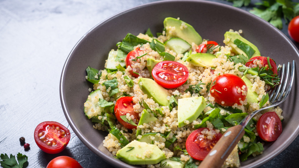 Se procura uma refeição leve, esta salada de quinoa é uma boa aposta