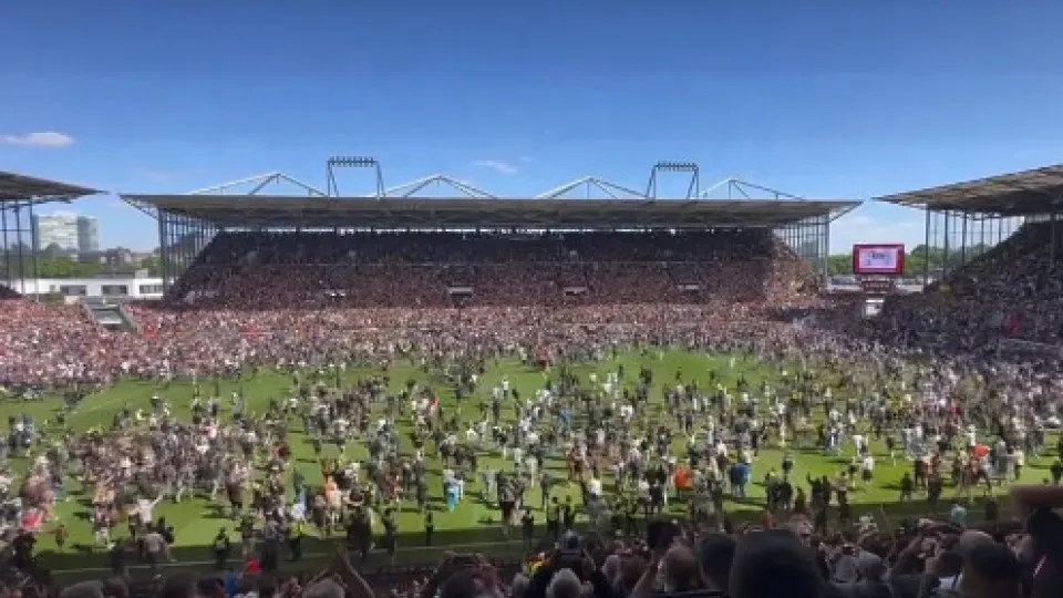 St. Pauli regressa à Bundesliga e 'loucura' toma conta do estádio