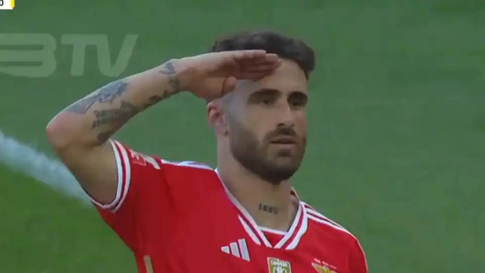 Rafa Silva is able to at Luz, equals the record of former colleague and celebrates like him