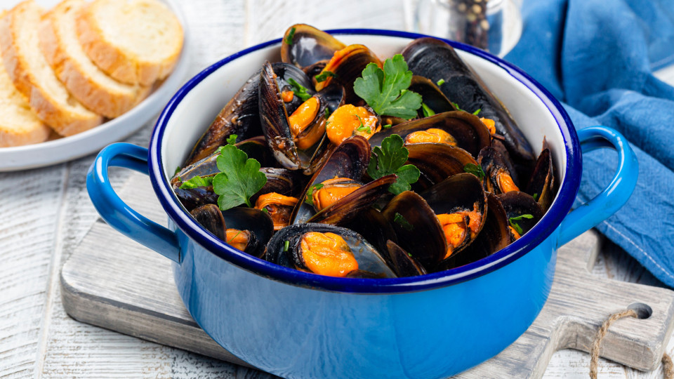 Recipe. Mussels with tomato and white wine to 'eat and cry for more'