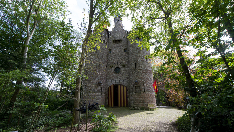 Chamaram-lhe "louco", mas em 34 anos (e sem experiência) ergueu castelo