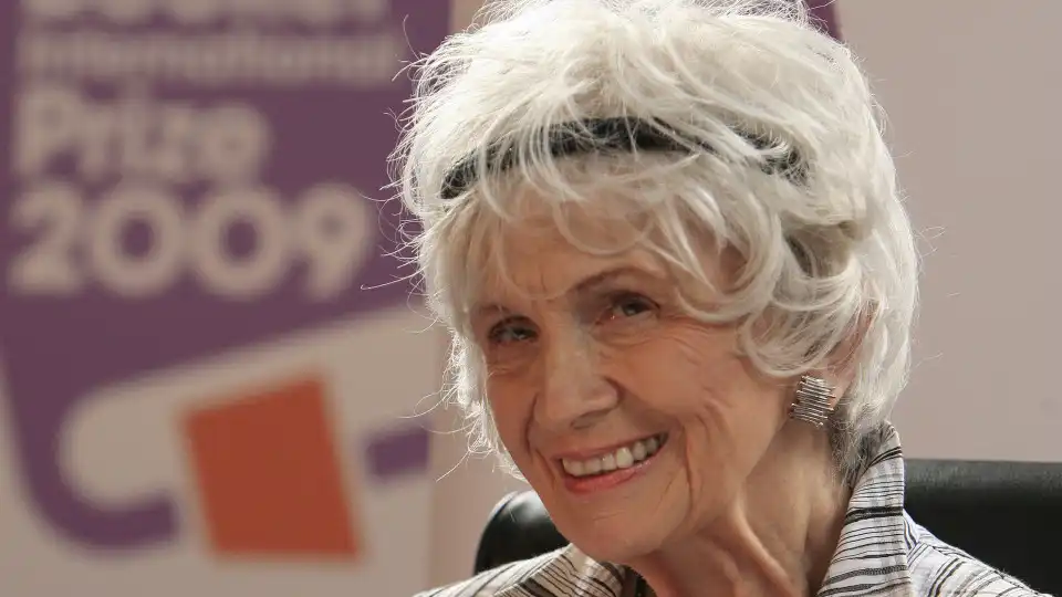 Filha de Alice Munro acusa padrasto de abuso sexual. Mãe terá ignorado