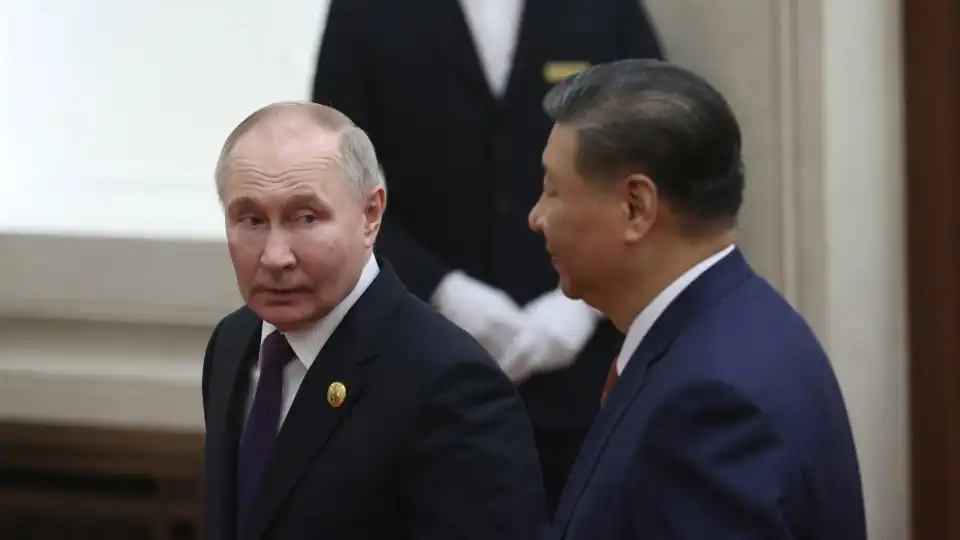 BRICS aguardam Xi Jinping em cimeira (e Putin "tenciona" reunir com ele)