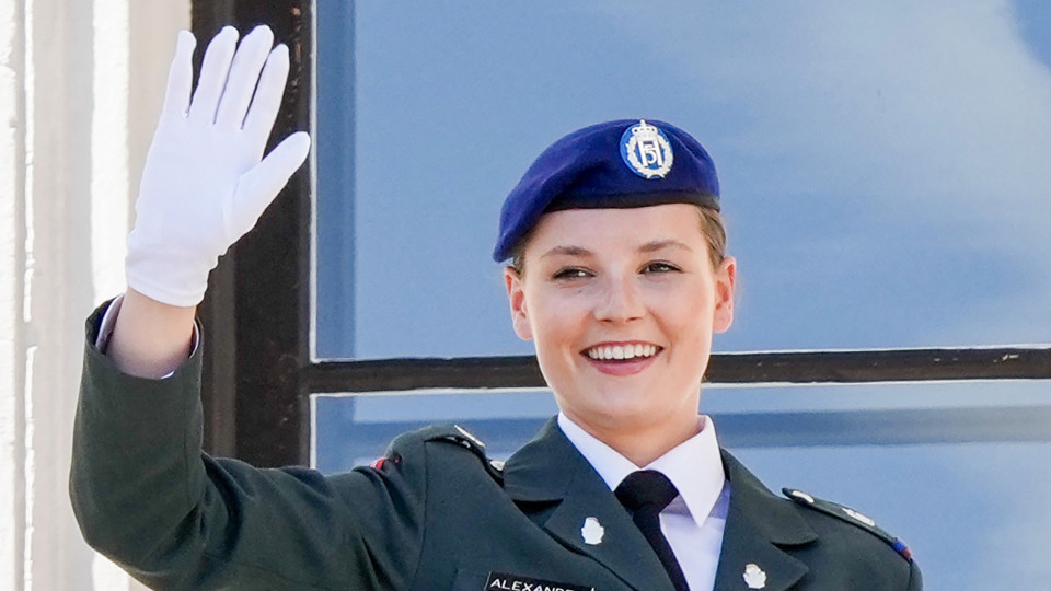 Princesa Ingrid da Noruega troca vestido por uniforme militar em feriado