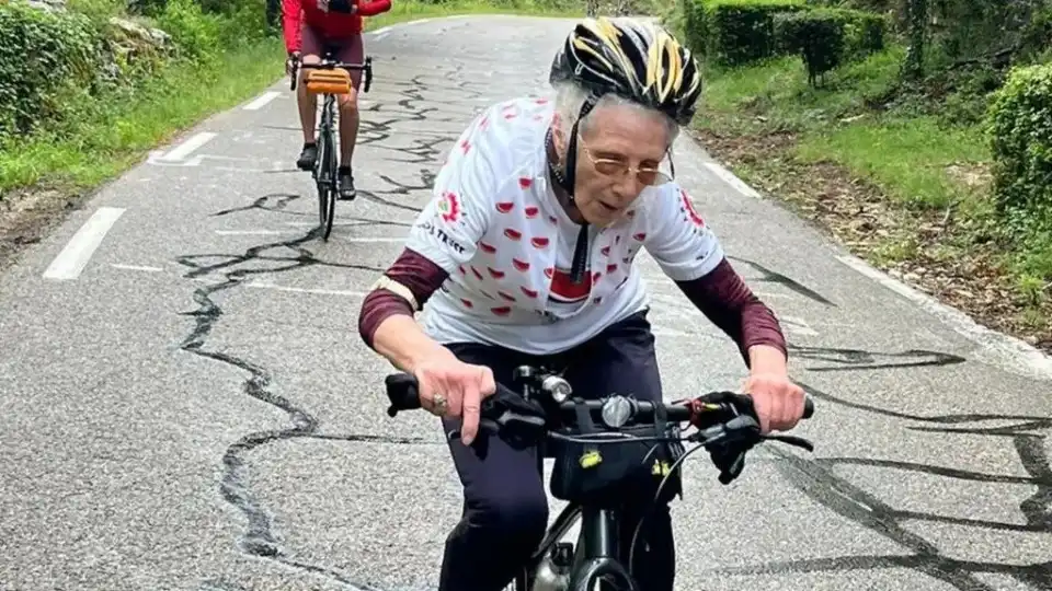 "Encantada". At 82, she cycles to the top of a mountain to help Gaza