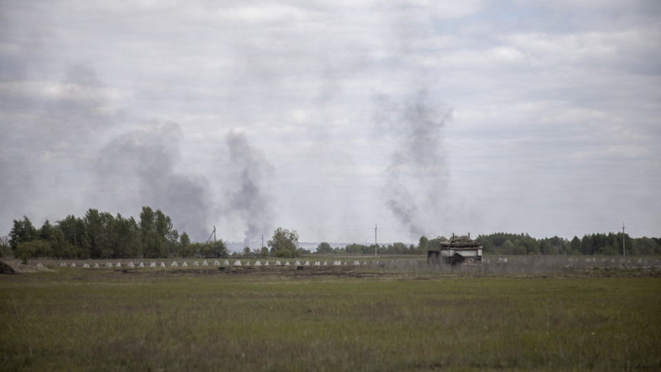 Bombardeamentos matam 4 em Kharkiv e drones suspendem refinaria na Rússia