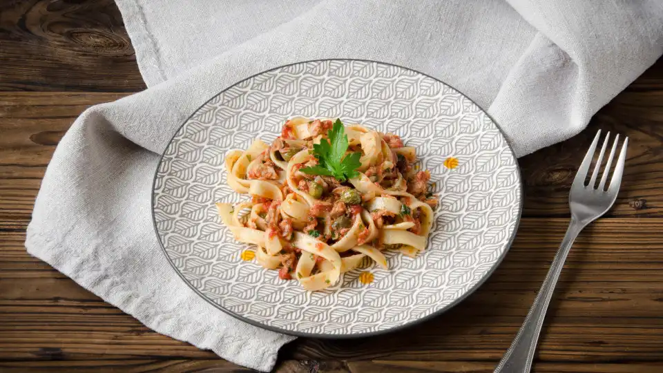 Uma massa fettuccine com atum nunca falha. Veja a receita e delicie-se