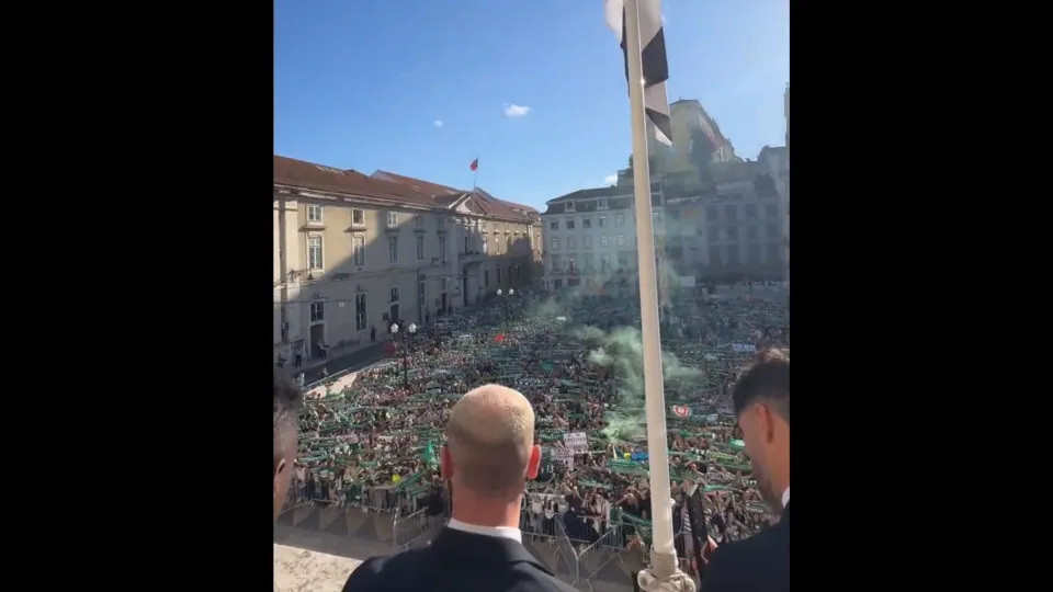 Adeptos e jogadores do Sporting cantam 'Mundo Sabe Que' em uníssono