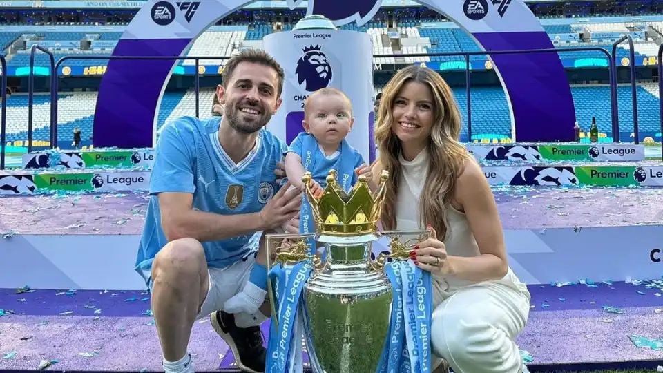 Bernardo Silva veste filha a rigor nos festejos do campeonato inglês