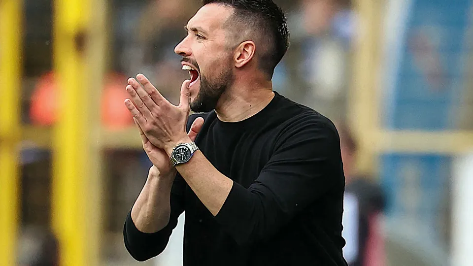 Nice's Italian head coach Francesco Farioli gives instructions to his players during the French L1 football match between RC Strasbourg Alsace and OGC Nice at Stade de la Meinau in Strasbourg, eastern France, on April 28, 2024. (Photo by Frederick FLORIN 