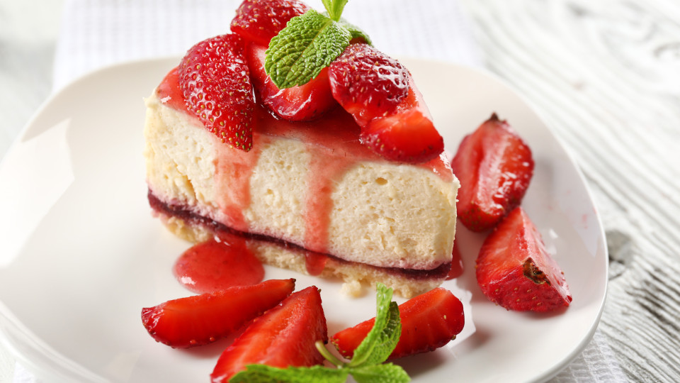 Divine and healthy. Recipe for frozen strawberry and mint cheesecake