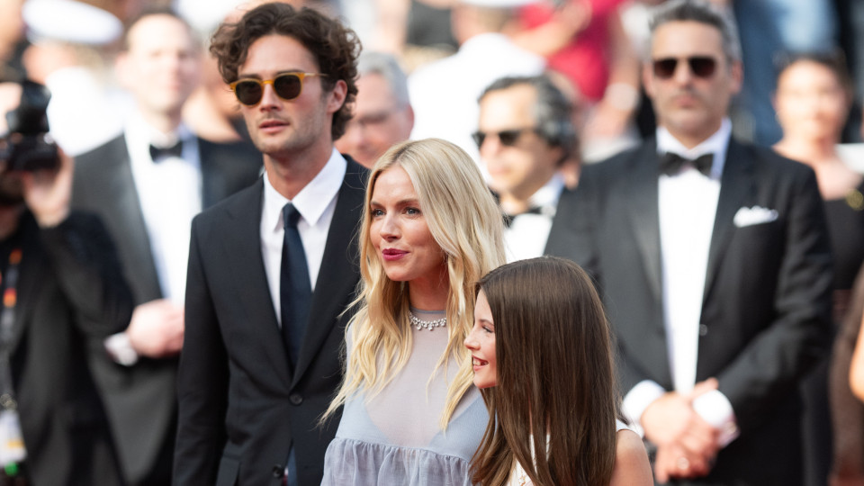 Sienna Miller leva filha e namorado à passadeira vermelha em Cannes